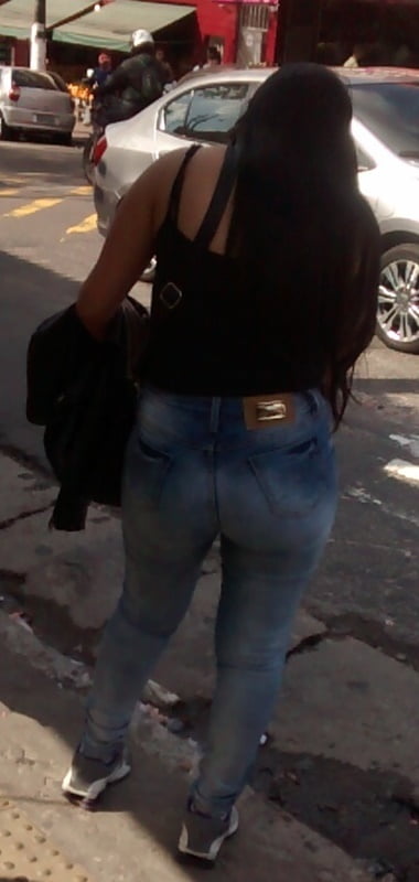Gostosa no Ponto de onibus #80451931