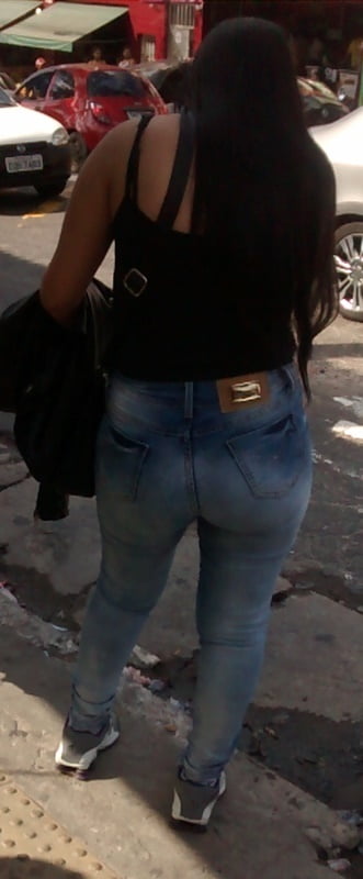 Gostosa no Ponto de onibus #80451934