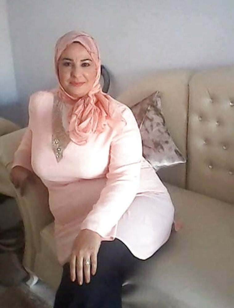 Milf sole singel hijab che vogliono un giovane grande cazzo
 #96119551