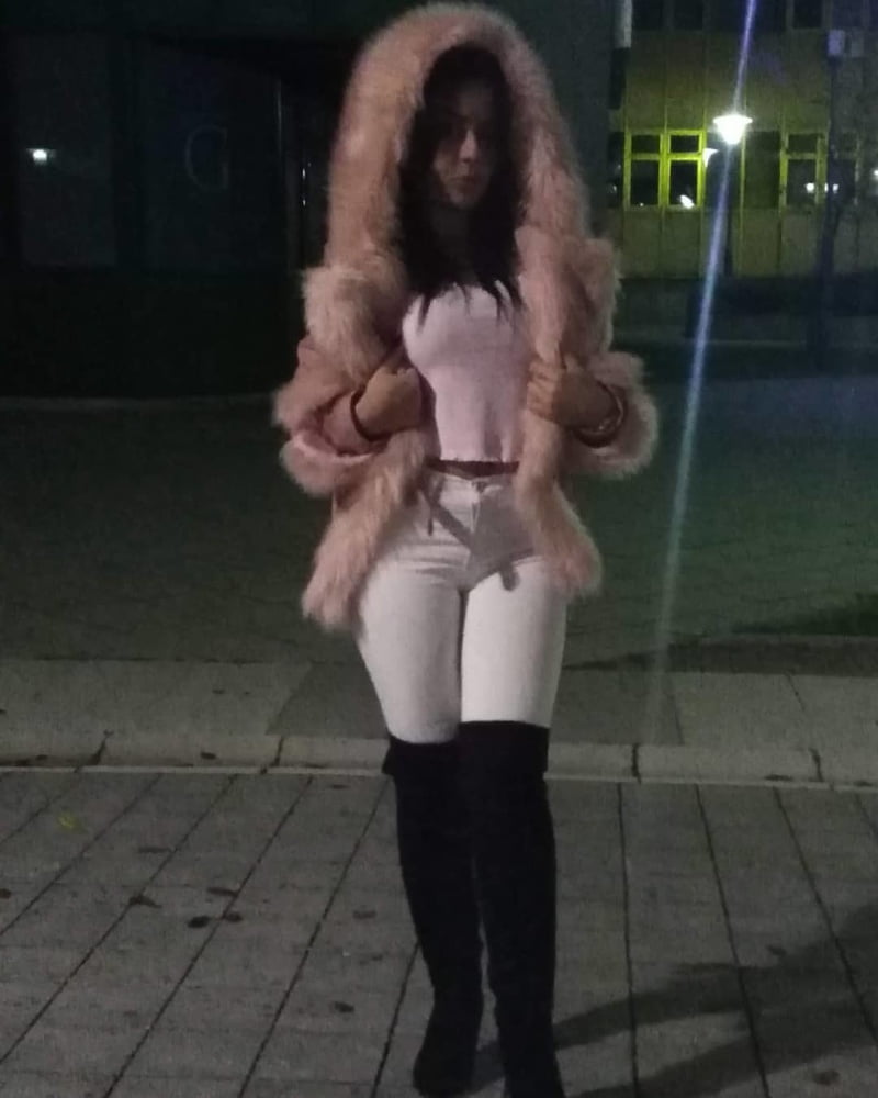 セルビアのホットな売春婦の女の子は、美しい大きなお尻と大きな胸を持っている
 #105937259