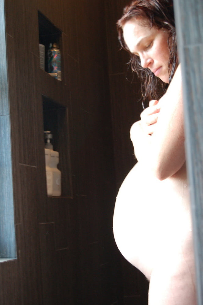 Hermosa esposa embarazada ducha desnudos
 #96745794