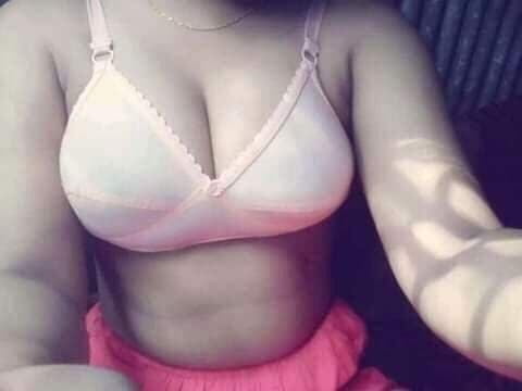 授乳中の乳房と毛深い脇の下を見せるバングラディッシュ人女性
 #88298361