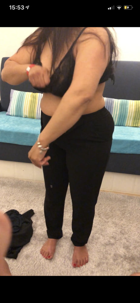 Reife haarige indische Milf
 #81184212