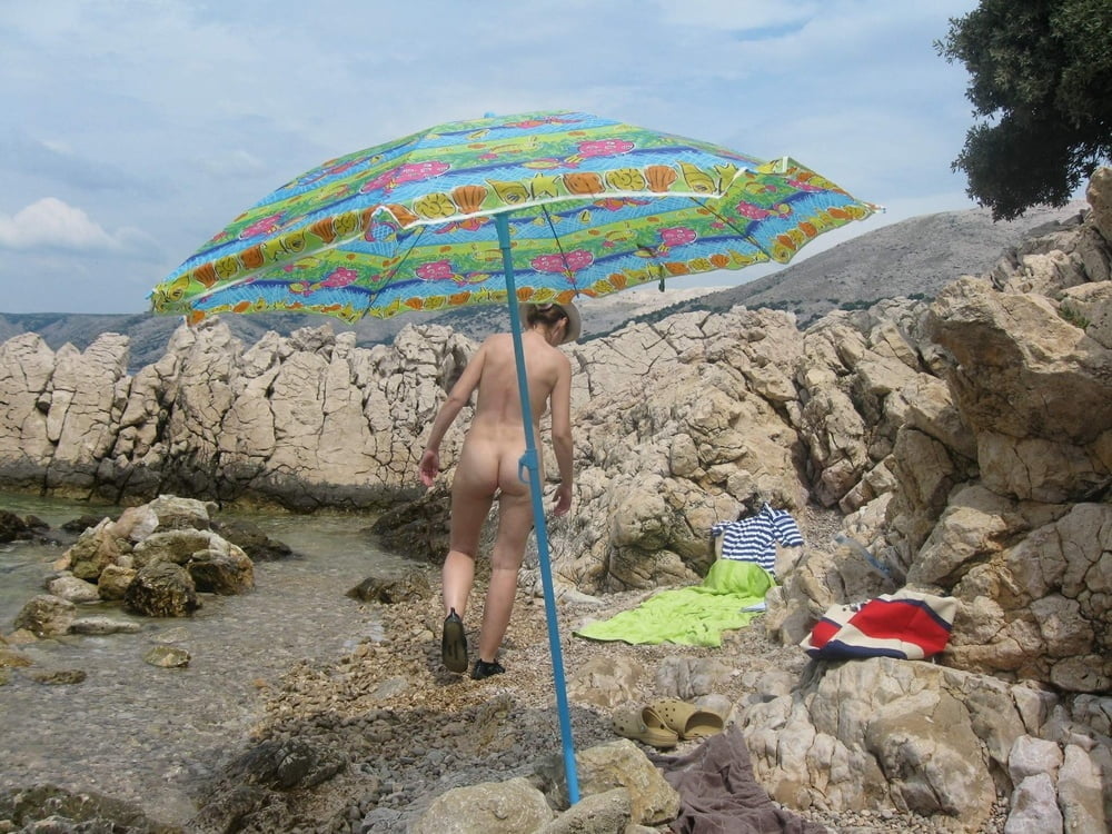 Tschechische Nudisten Milf nackt auf dem fkk Strand
 #92976529