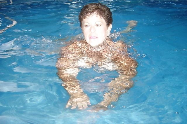 Sexy abuelita de pelo corto con grandes tetas
 #90573084