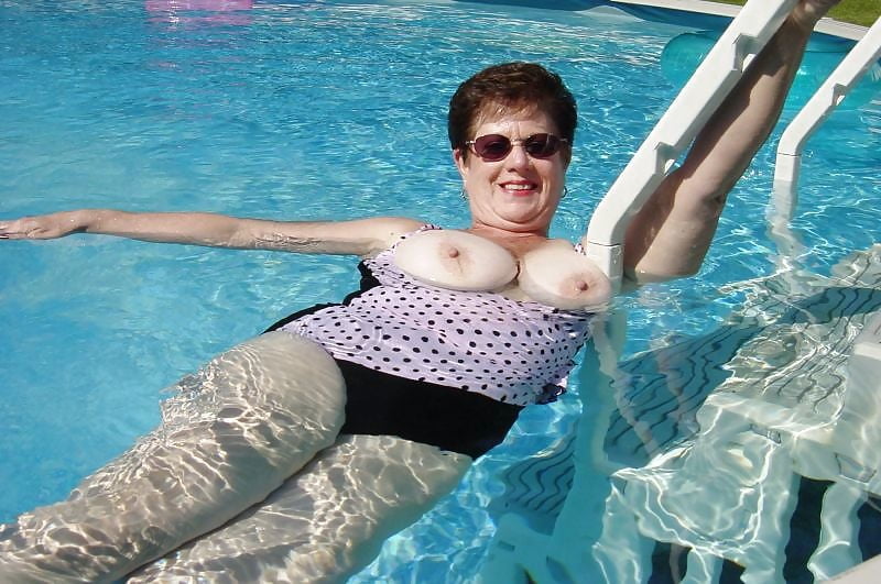 Sexy abuelita de pelo corto con grandes tetas
 #90573110