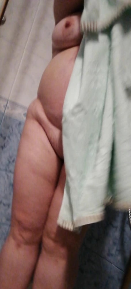 Femme gros seins dans la salle de bain
 #79721831