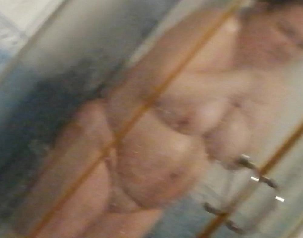 Femme gros seins dans la salle de bain
 #79721833