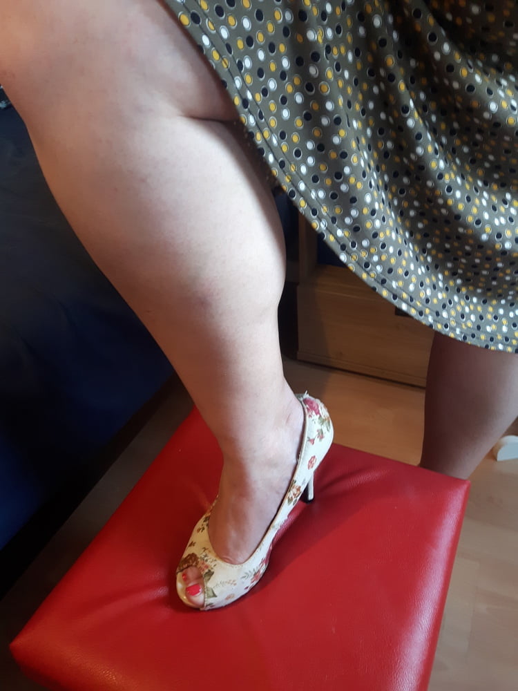 Heiße bbw Frau sexy Füße und Fersen
 #106662322