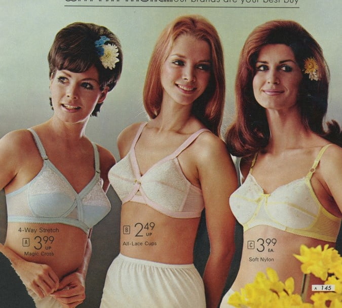 Alcune belle modelle di biancheria intima e lingerie vintage
 #97122169