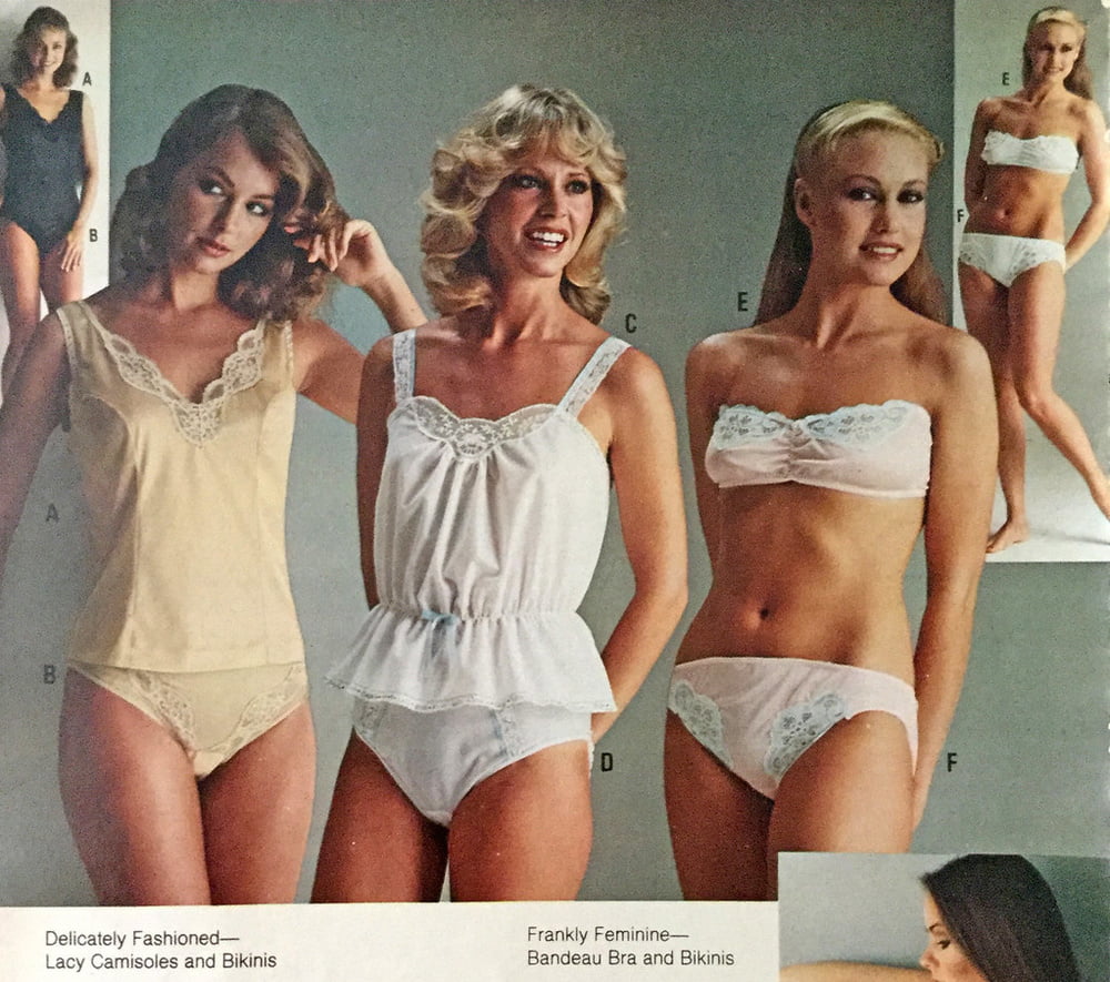 Alcune belle modelle di biancheria intima e lingerie vintage
 #97122214