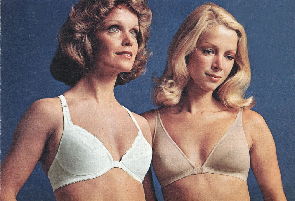 Alcune belle modelle di biancheria intima e lingerie vintage
 #97122248