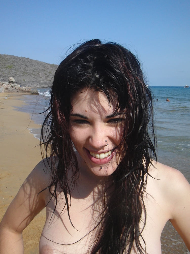 Junge Punkrockschlampe aus Spanien entblößt am Strand
 #92790303