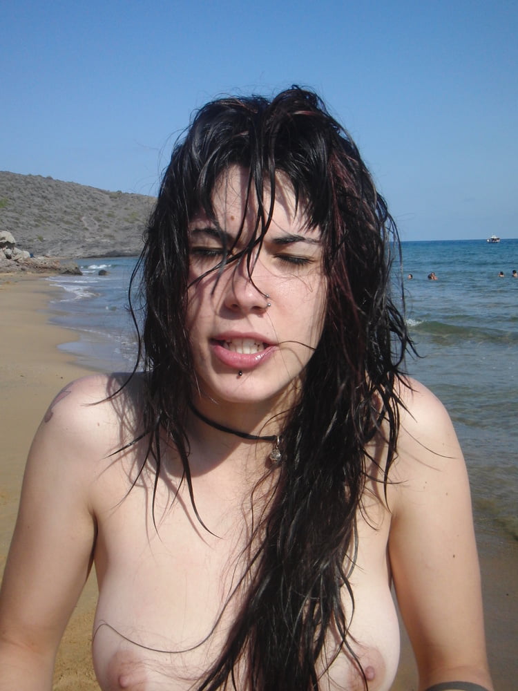 Junge Punkrockschlampe aus Spanien entblößt am Strand
 #92790307