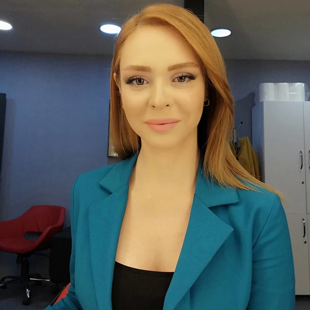 Türkische sexy Nachrichtensprecherin
 #79927691