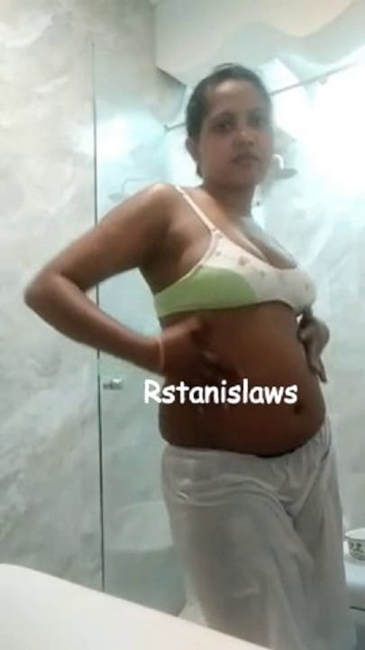 Sri lanka aunty ottenere nudo a barth room
 #79705685