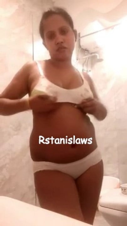 Sri Lankan Aunty Getting Nude at Barth room #79705690