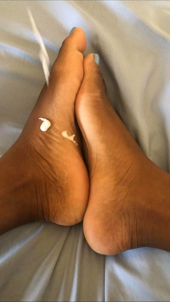 私の妻の足の写真、2019-20。
 #81700561