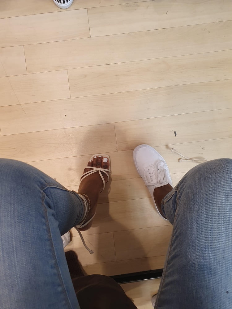 Foto dei piedi di mia moglie, 2019-20.
 #81700577