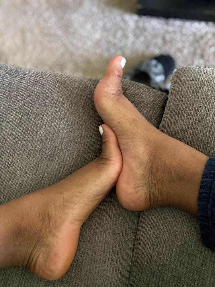 私の妻の足の写真、2019-20。
 #81700581