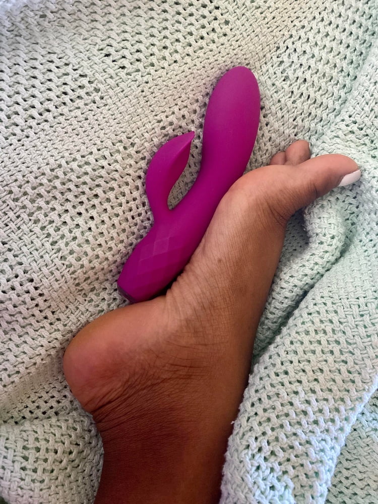 Foto dei piedi di mia moglie, 2019-20.
 #81700583