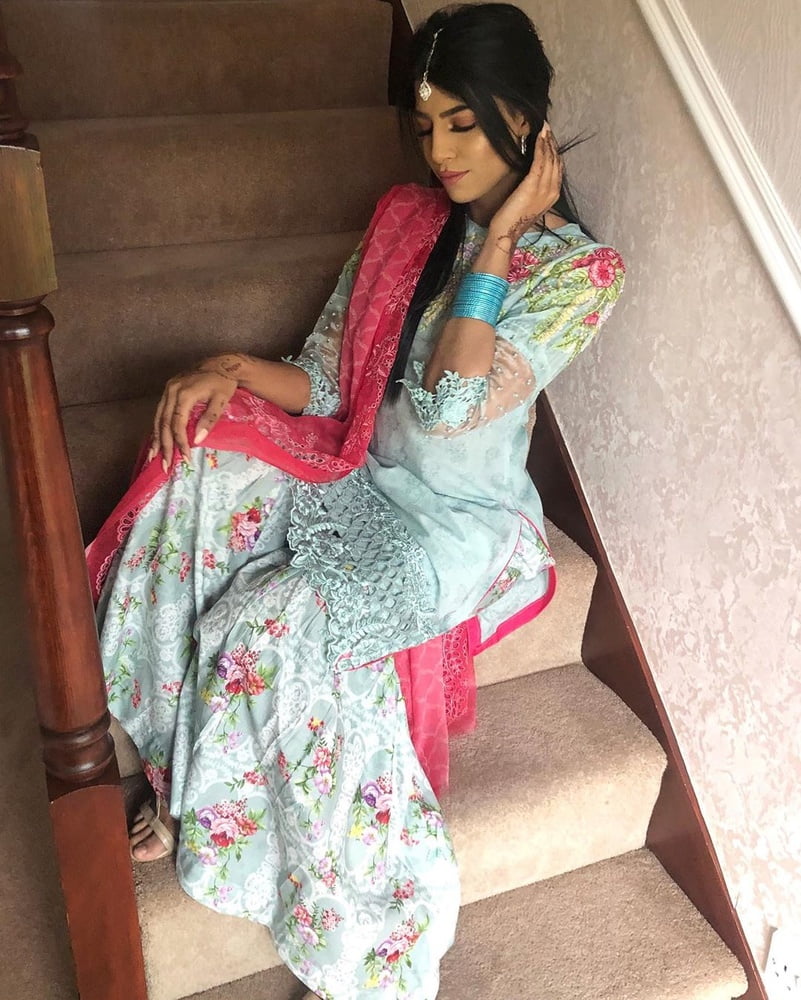 Pakistanische heiße Frauen sexy desi Puppen Fersen
 #81289433
