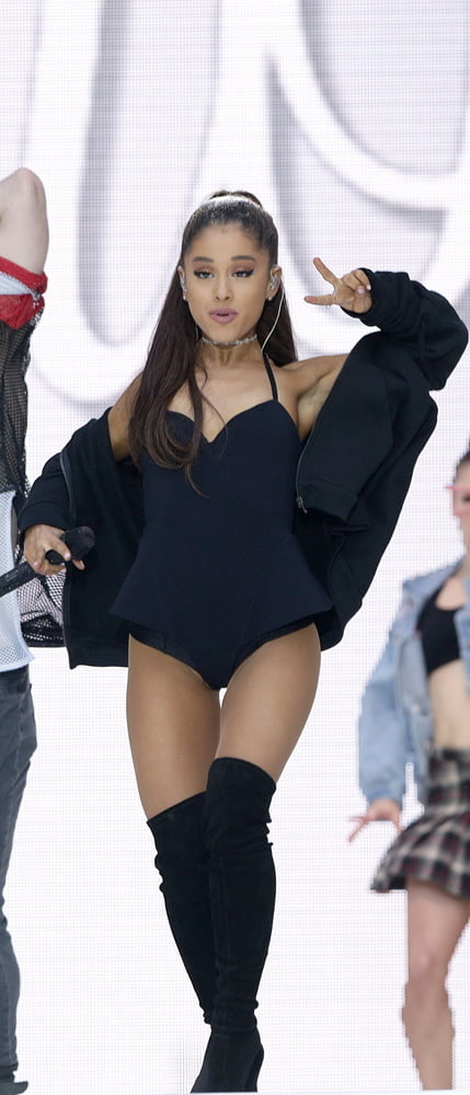 Ariana grande con gli stivali vol 04
 #105294460