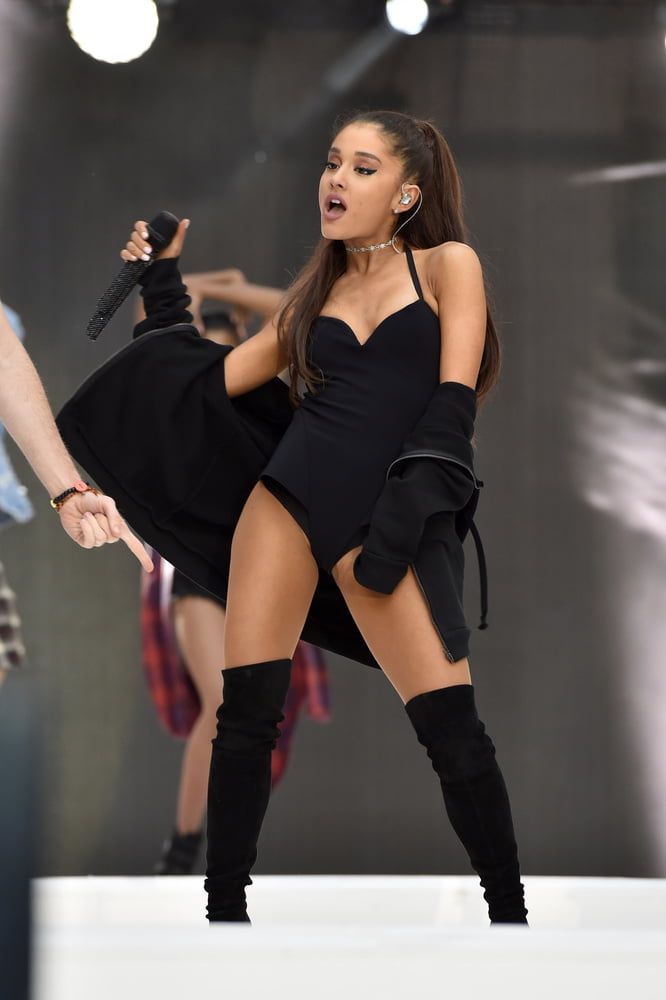 Ariana grande avec des bottes vol 04
 #105294467