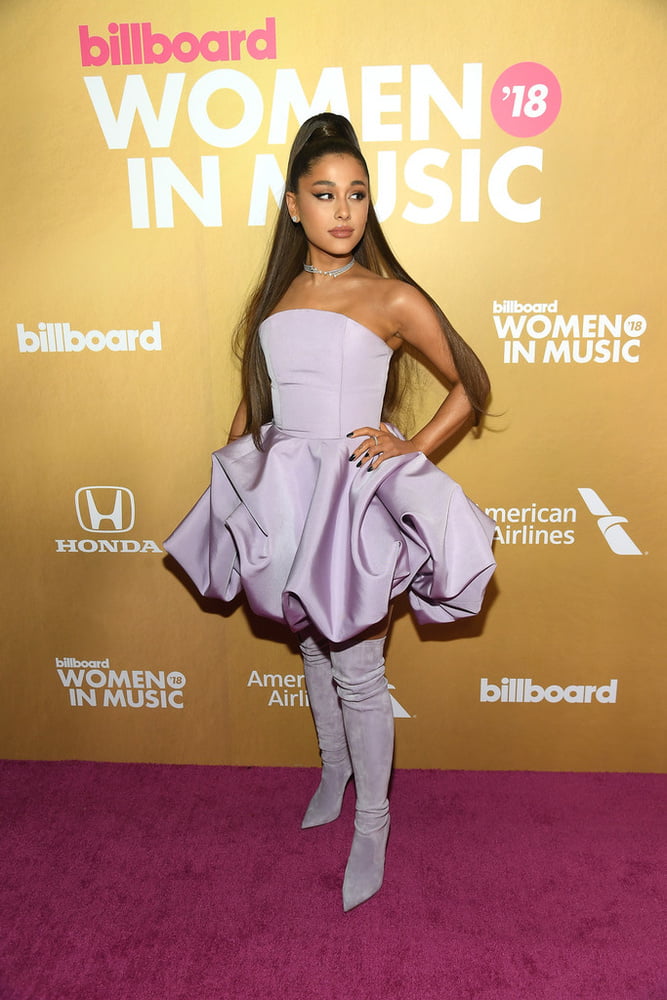 Ariana grande avec des bottes vol 04
 #105294476