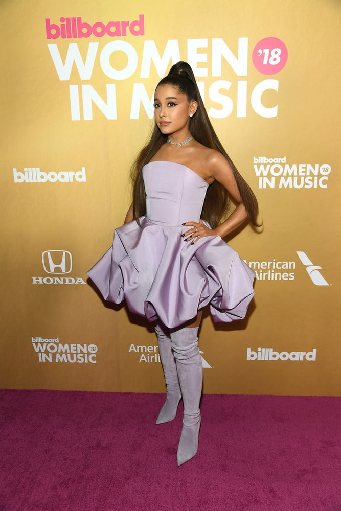 Ariana grande avec des bottes vol 04
 #105294479