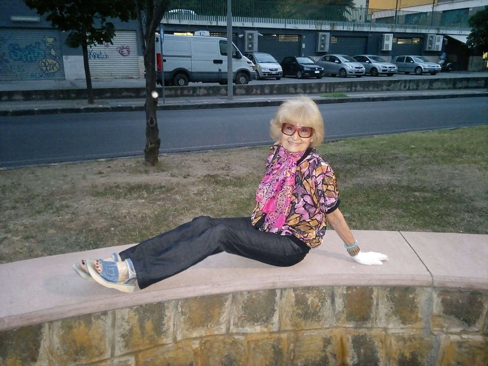 Adorable no desnuda abuelita muy vieja
 #82061994