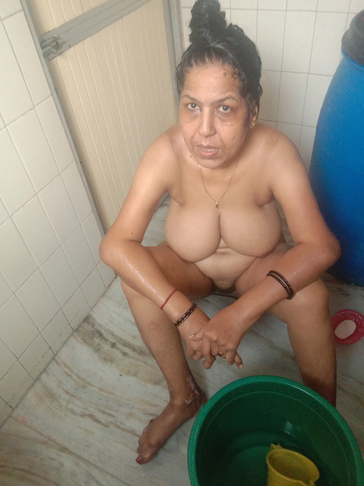 Mujer madura bañándose
 #90738895
