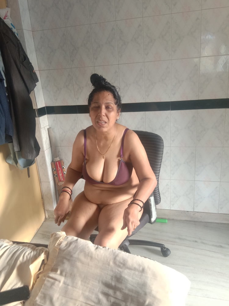 Mujer madura bañándose
 #90738899