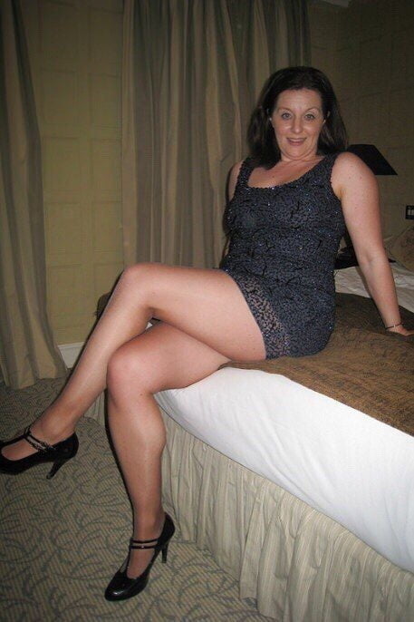セクシーな脚を持つ成熟した女性
 #91012236