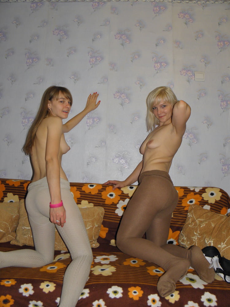 Blondes timides posant nues à la maison
 #80635615