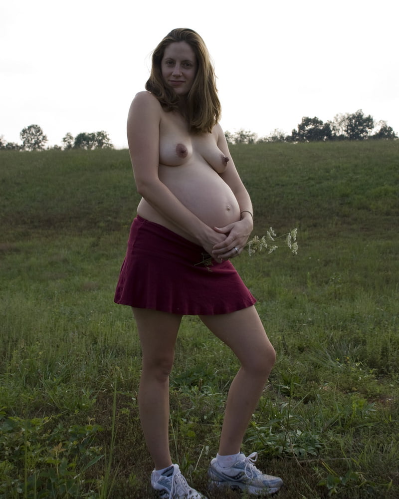 アメリカのヌーディストの妊娠中の妻
 #91301804