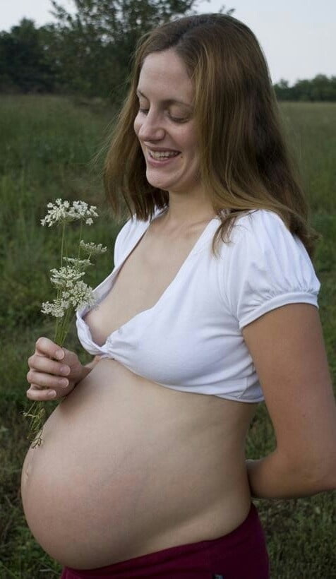 アメリカのヌーディストの妊娠中の妻
 #91301883