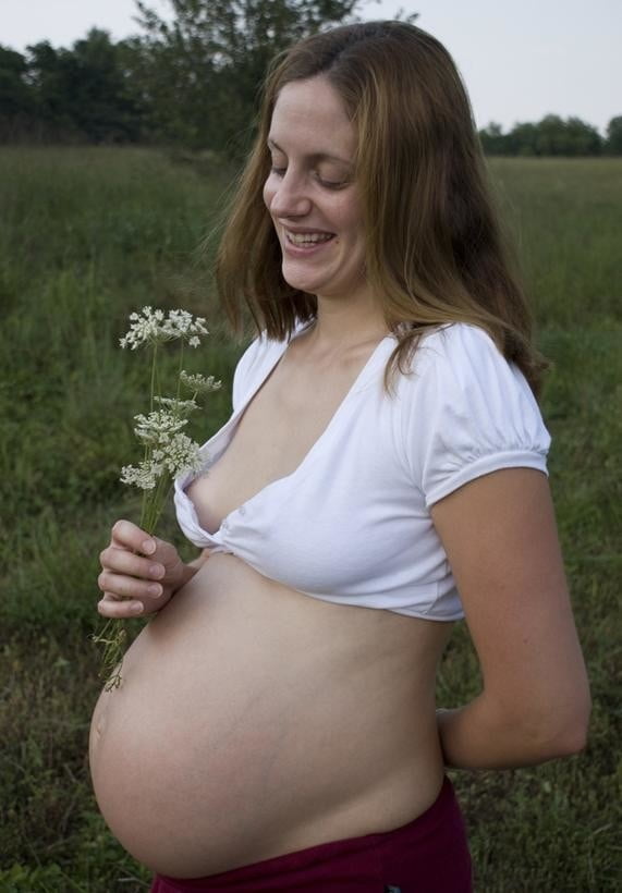 アメリカのヌーディストの妊娠中の妻
 #91301922