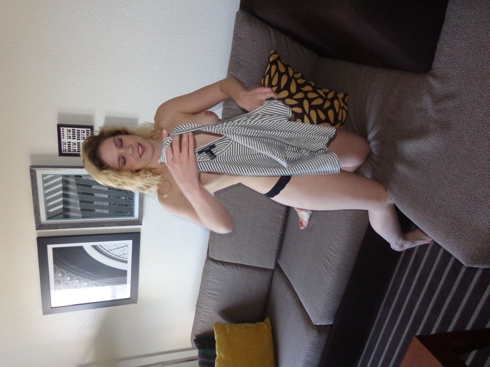 Damn sexy blonde amateur babe
 #104426585