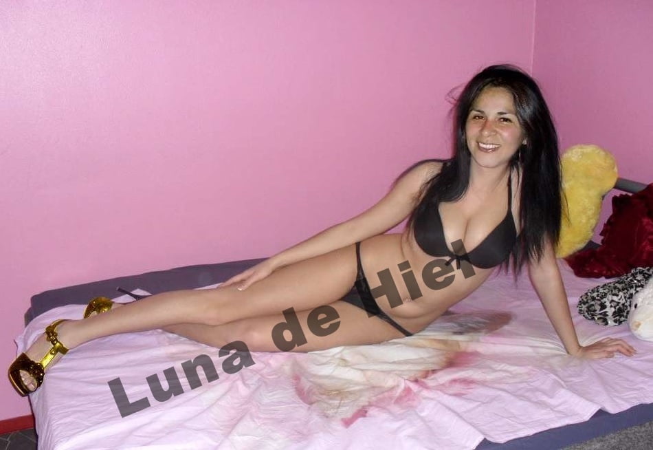 インドの大きなおばさんたちのお尻。
 #95107433