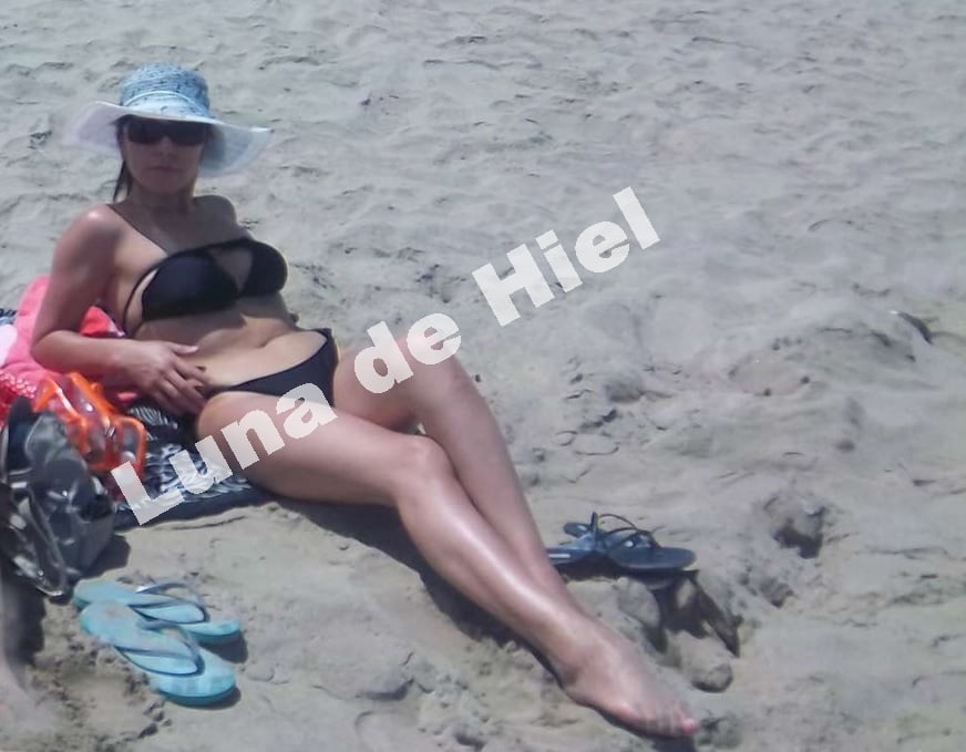 インドの大きなおばさんたちのお尻。
 #95107501