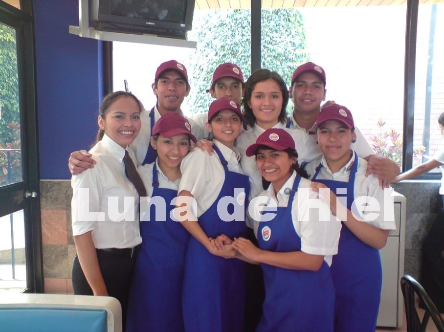 インドの大きなおばさんたちのお尻。
 #95107608