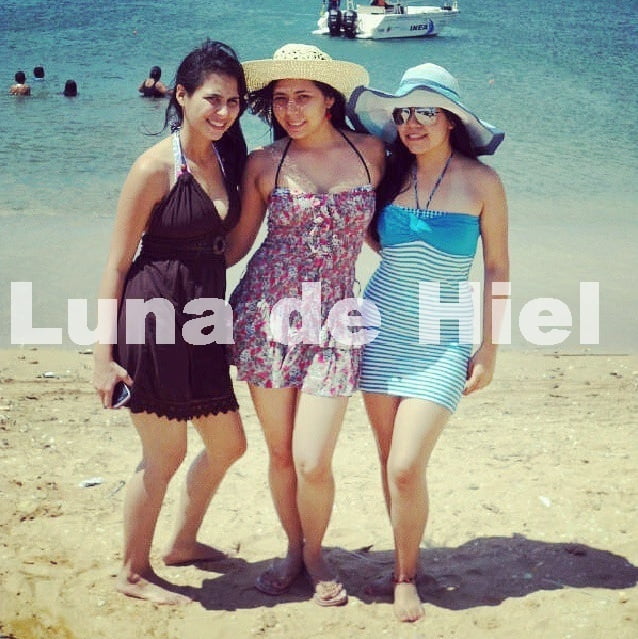 インドの大きなおばさんたちのお尻。
 #95107622