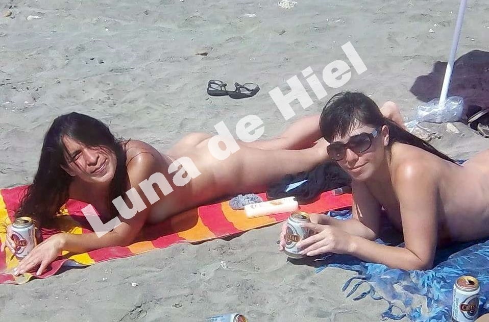 インドの大きなおばさんたちのお尻。
 #95107670