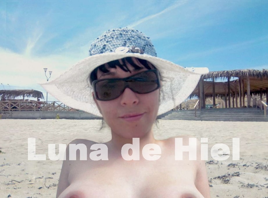 インドの大きなおばさんたちのお尻。
 #95107677