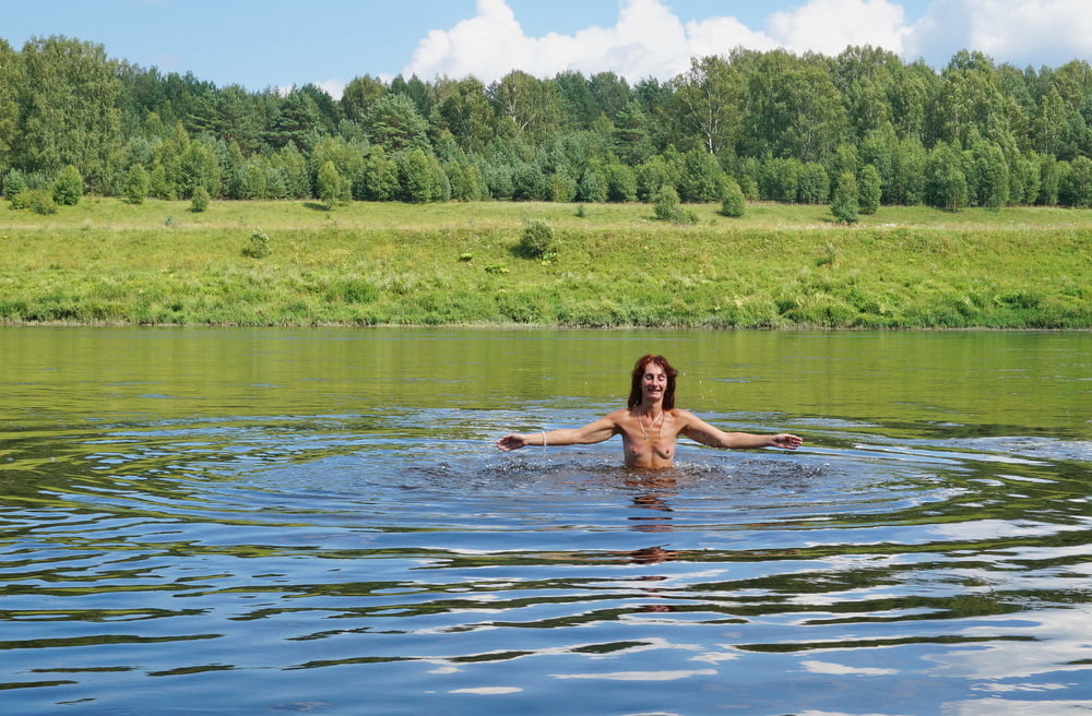 Nackt spielen im Wolga-Fluss
 #89287408