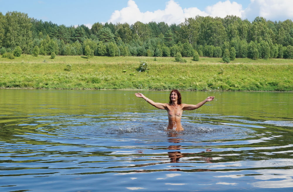 Nackt spielen im Wolga-Fluss
 #89287409