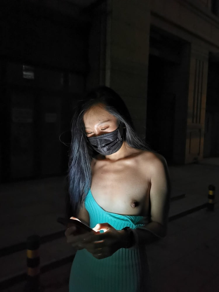 Chinesisches Mädchen blinkt in der Öffentlichkeit
 #80742626