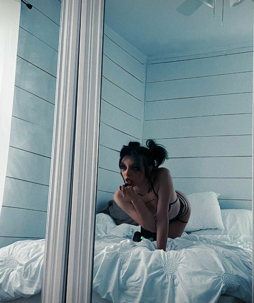 V1rgozo nackt #108225121