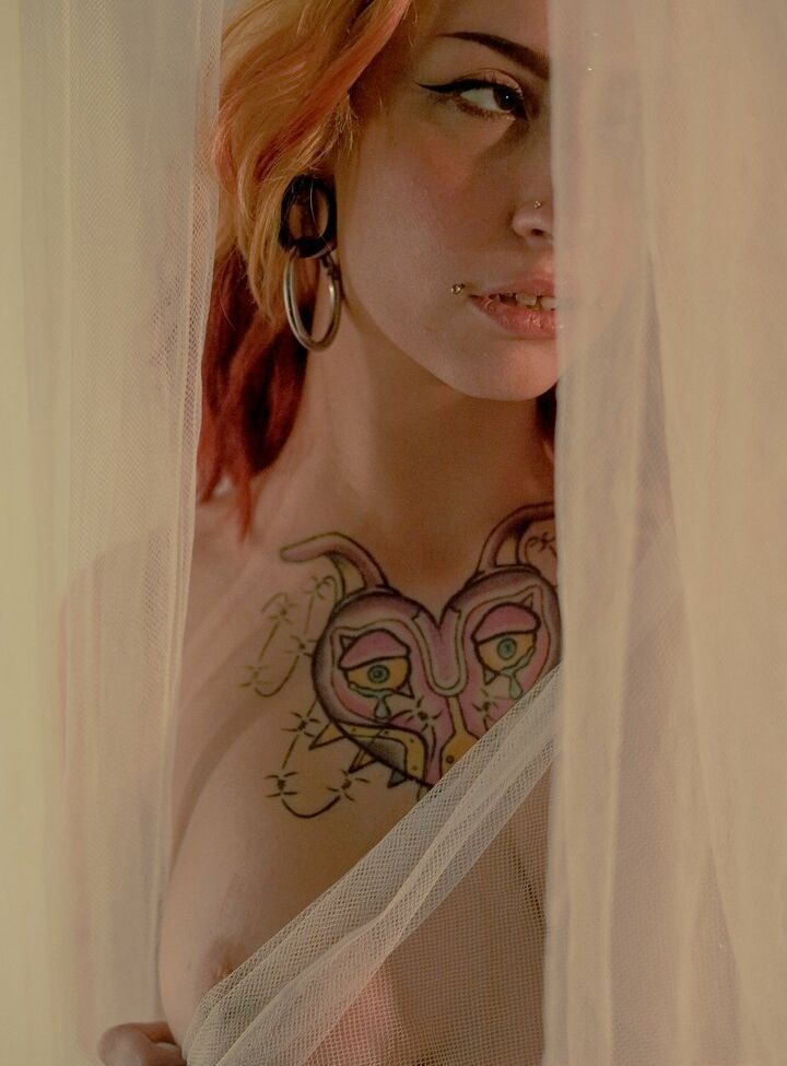 Sadtreep desnuda #108111054